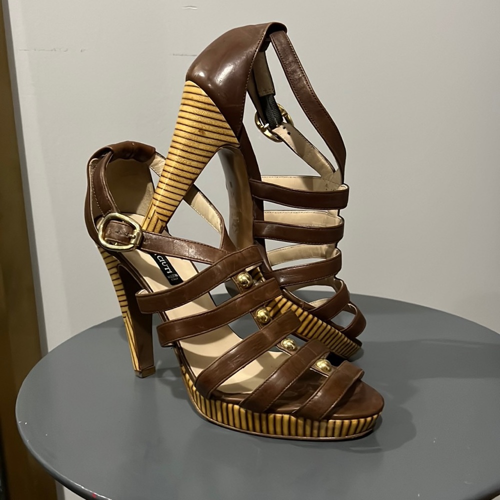 Claudia Ciuti brown leather straps heels.
